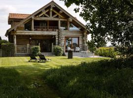 Beautiful log home with stunning views, hotel in Zottegem