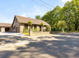 Holiday home in the greenery of Limburg, casa vacanze ad Aan de Wolfsberg