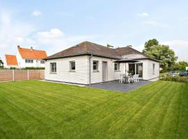 Bright and spacious bungalow with garden near the beach, hotell i Middelkerke