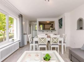 Charming beachside villa with private terrace, hotell i Knokke-Heist