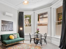 Heritage Honey - Walk to Octagon, Museum & Cafes, hotel v destinaci Dunedin