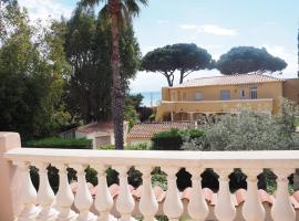 Grain de sable, les pieds dans l'eau, hotel i Cavalaire-sur-Mer