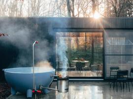 Cabin in the woods with hottub, holiday home sa Stekene