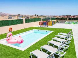 Villa Mini Golf: Caleta De Fuste'de bir havuzlu otel