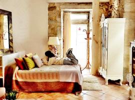 Holibai, Peperete, Luminoso Estudio Centro Baiona, hotel en Baiona