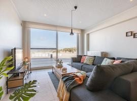 Beachfront apartment in Zeebrugge: Brugge'de bir otel