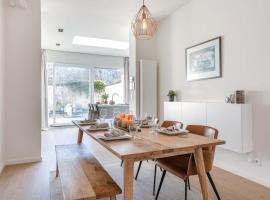 House with large and sunny terrace, vakantiehuis in Antwerpen