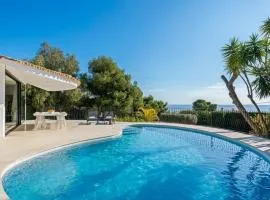 Huswell - Relax in luxury at this stunning seaside Villa