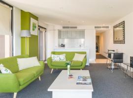 Luxury Oaks Horizons Apartment with a Pool, hotel in Adelaide