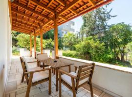 Athenian 2BR Cottage with Garden & BBQ near Metro – domek wiejski w Atenach