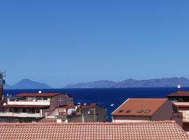 Attico panoramico vista Isole Eolie, hotel en Patti