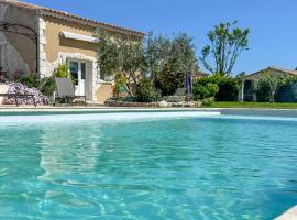 Le Petit Valexiane Piscine & Jardin, hotel v destinaci Maillane