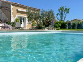 Le Petit Valexiane Piscine & Jardin, hotel with parking in Maillane