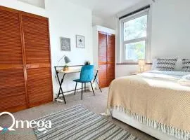 Double Room with a shared Kitchen and bathroom in a 5-Bedroom House at Hanwell