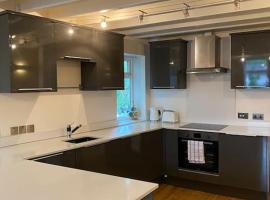 Contemporary Duplex: Private Patio, Secure Parking, hotel in Stockport