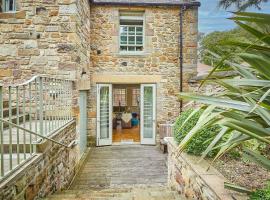 Spence Lodge: Beautiful 2-Bedroom Stone Cottage: Alnmouth şehrinde bir tatil evi