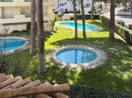Apartamento en la Escala con piscina y parking, hotel in Girona