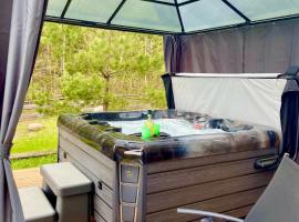 Osada Skoczkowo komfortowe domki z prywatnymi wannami hot-tub nad jeziorem- sauna- balia- prywatny staw wędkarski, kh&aacute;ch sạn biển ở Podiazy