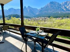 Busteni Mountain View Suites by the River - EV Plug, pet-friendly hotel in Buşteni
