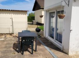 studio au bord du canal, hotel v destinaci Pagny-la-Ville
