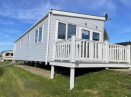 Inviting 2-Bed Caravan on Combe Haven Holiday Park, hotel with parking in Hollington