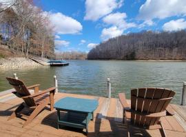 Lakeside Haven Dock/Slip Fire Pit Game Room Kayaks, holiday home in Winchester