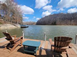 Lakeside Haven Dock/Slip Fire Pit Game Room Kayaks, casa o chalet en Winchester