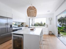 Chic Hamptons Style Beach House, viešbutis su baseinais mieste Mona Vale