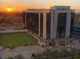 Rosa Bela Hotel & Convention Center, hotelli kohteessa Puerto Ordaz lähellä maamerkkiä Saltos del Caroní