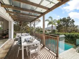 Bungan Beach Pad - Relax by the Pool
