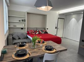 Modern apartment on the beach, hotel in Nago-Torbole