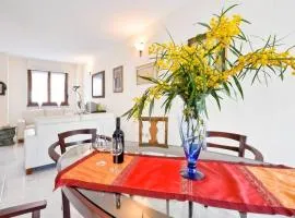 Stylish & Spacious Townhouse - Walk to Beach & Town