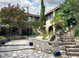 Maison familiale avec piscine partagée à Saint-André-de-Cruzières