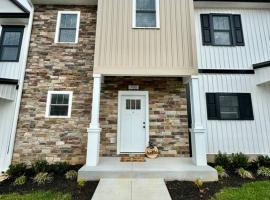 Brand new townhome! 8 minutes from Liberty, hotel in Lynchburg