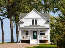 Goyke, Unwind with unmatched lakefront views, Hotel in Van Dyne