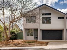 Sensational New Townhouse, cottage in Canberra