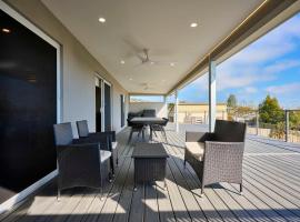 Seaview Family Retreat Spacious Deck & Lush Garden, hotell i Dromana