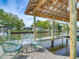 Crystal River Home Water Views and Boat Dock!, hotel a Crystal River