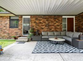 Oak Retreat - Bliss by the Beach, hotel with parking in Warriewood