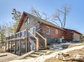 Lakefront Park Rapids Cabin with Decks and Boat Dock!, hotell sihtkohas Park Rapids
