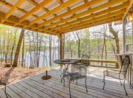Lakefront Delta Cabin Rental with Boat Dock and Deck!，Delta的度假屋