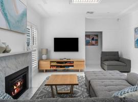 Hillside Hamptons, Indoor Fire and Fire Pit, Hotel in Terrigal