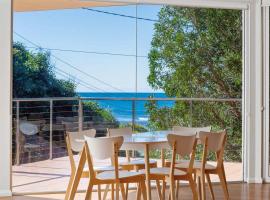 Modern Beach Mansion - 2 Minutes from Water, hotel en Toowoon Bay