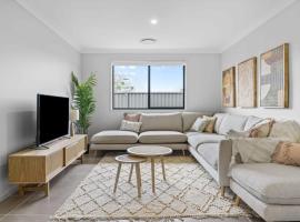 Time Out - Beautifully decorated new home, hotell med parkering i Cessnock