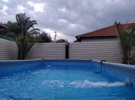 Kosher Villa with Pool, hotell i Yavneʼel