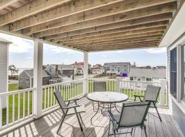 Narragansett Home with Scenic Views Walk to Beach!, хотел на плажа в Нарагансет