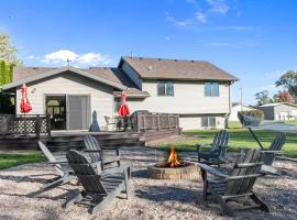 Lilly Lakeside- Large Tri Level home, vacation home in Van Dyne