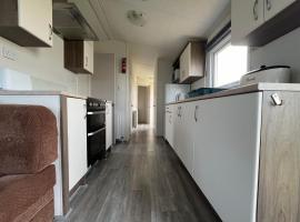 Ormesby 8, Haven Holiday Park, Caister - Four Bedroom, sleeps 8, pets welcome - 2 minutes from the beach! Entertainment passes required, hotel v destinácii Great Yarmouth