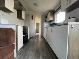Ormesby 8, Haven Holiday Park, Caister - Four Bedroom, sleeps 8, pets welcome - 2 minutes from the beach! Entertainment passes required