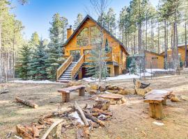 Family-Friendly Forest Lakes Retreat with Fire Pit!, hotel di Forest Lakes Estates